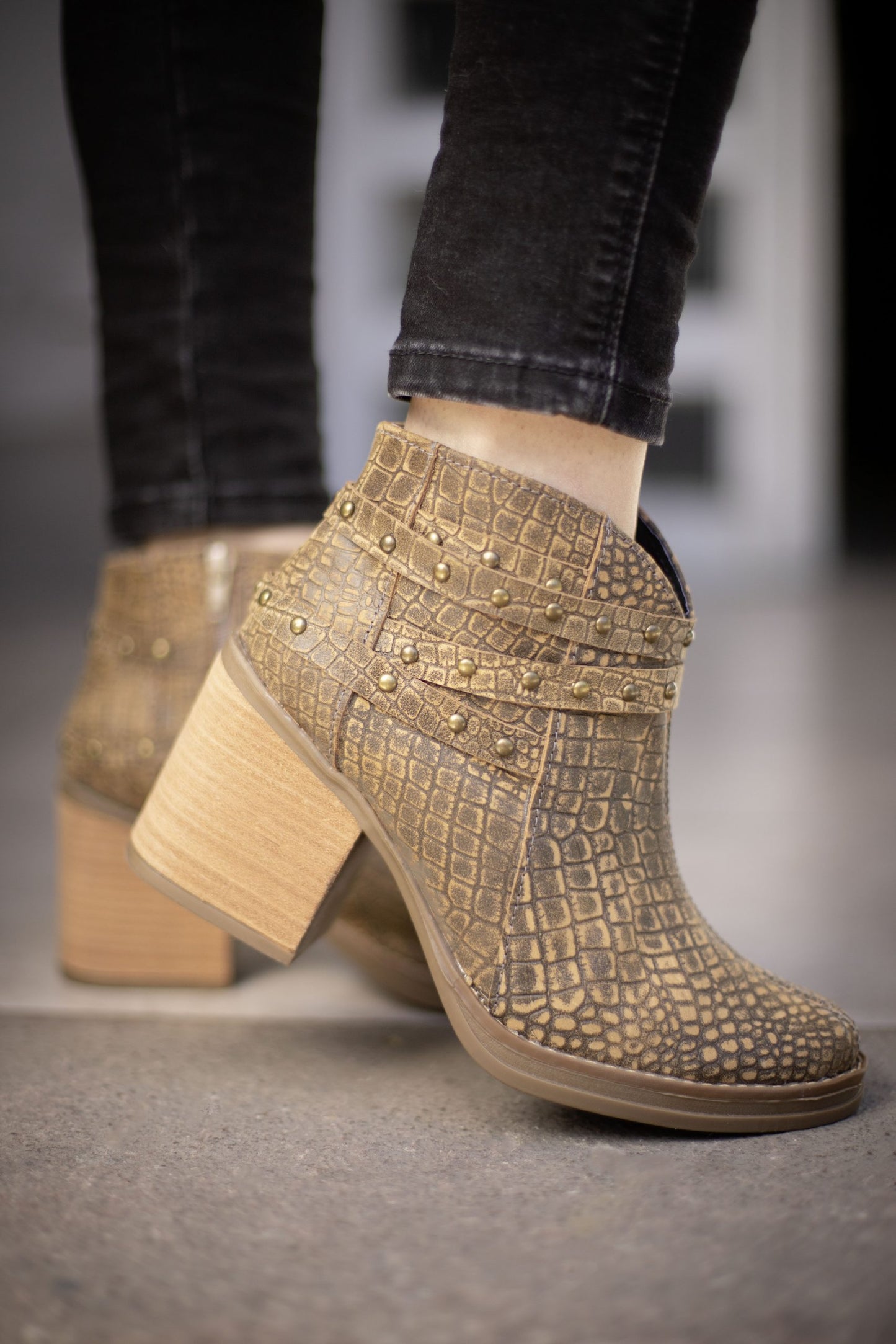 Botín Café Reptil con Tachas