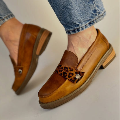 Mocasin cuero rustico en uso con correas intercambiables 