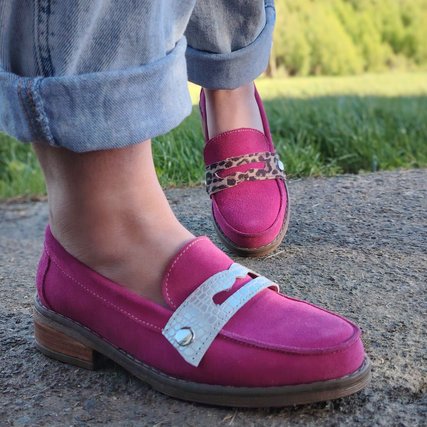 Mocasín bajo de cuero mujer Aura fucsia en uso