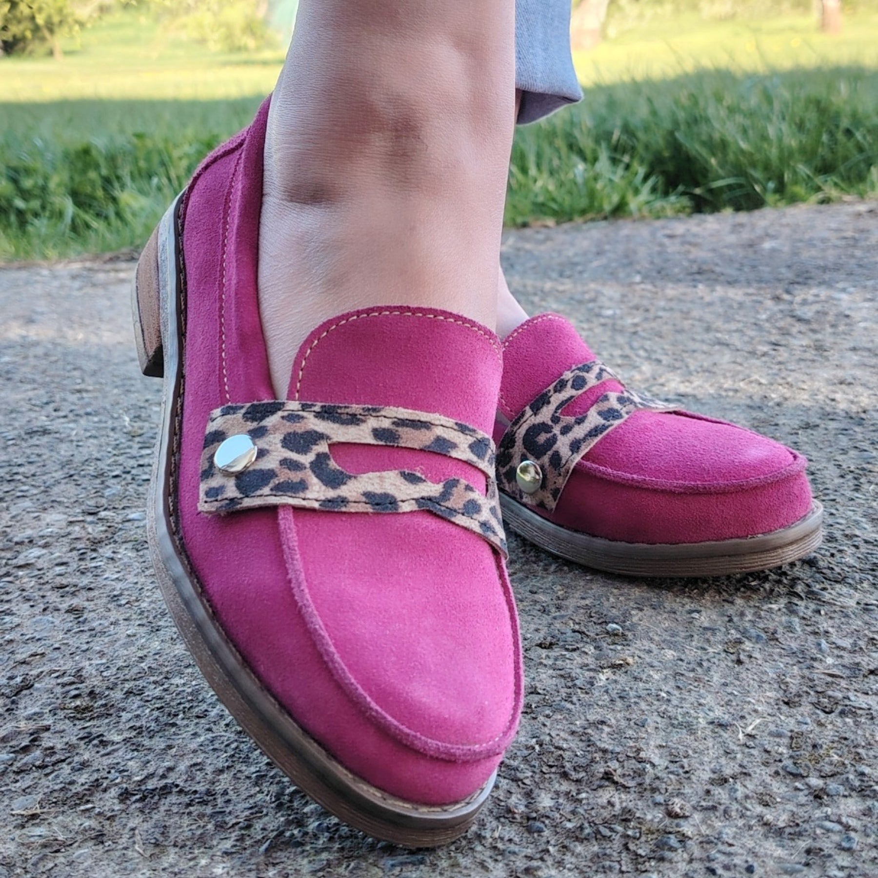 Mocasín cuero mujer modelo Aura fucsia para oficina La Encuerá